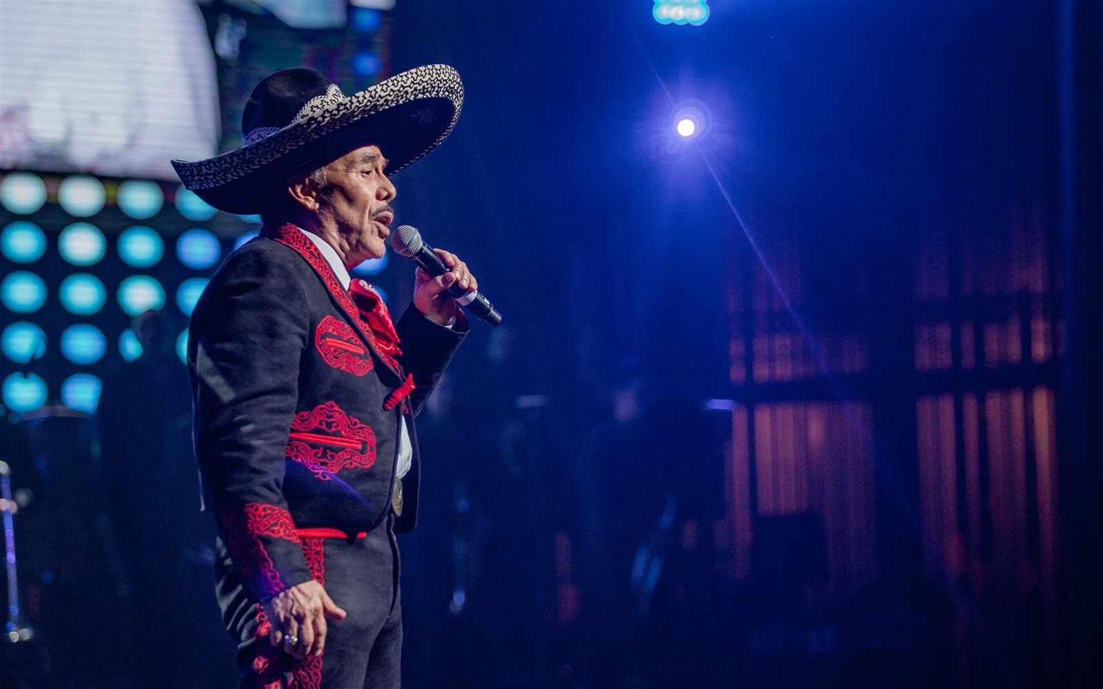 Pedro Rivera interpretando música regional mexicana en vivo