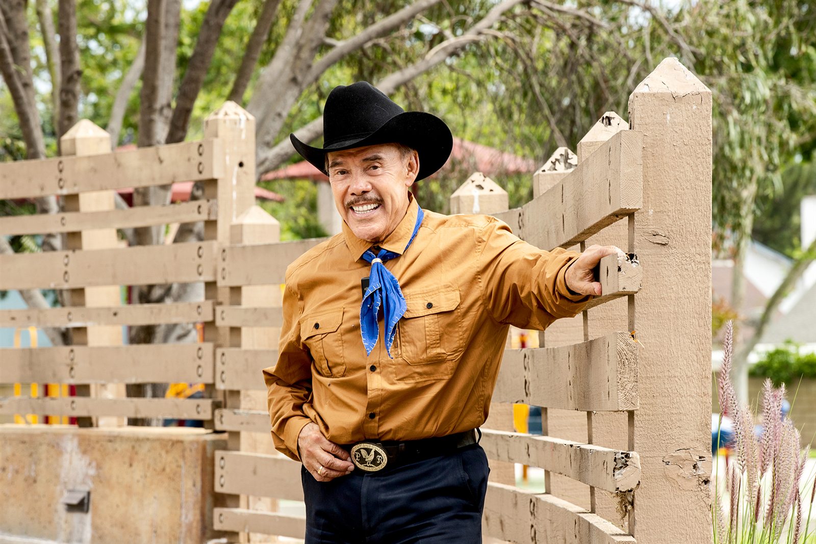 Pedro Rivera con sombrero negro