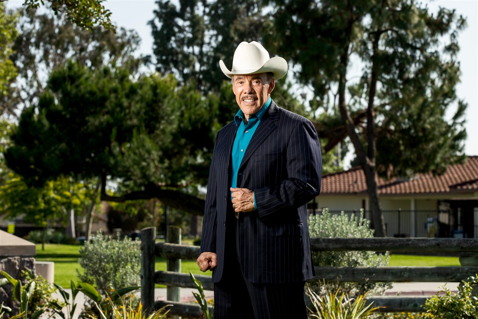 Pedro Rivera con traje y sombrero blanco
